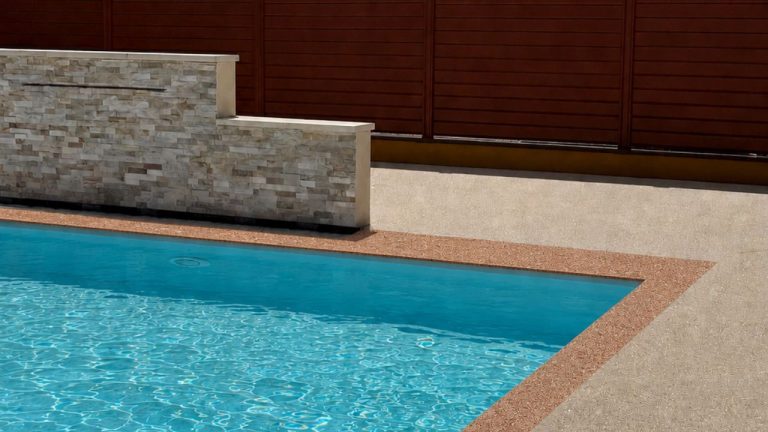 Sur quel support poser une plage de piscine en résine de pierre ?