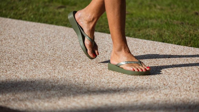 Comment éviter que votre plage de piscine soit glissante pieds nus ?