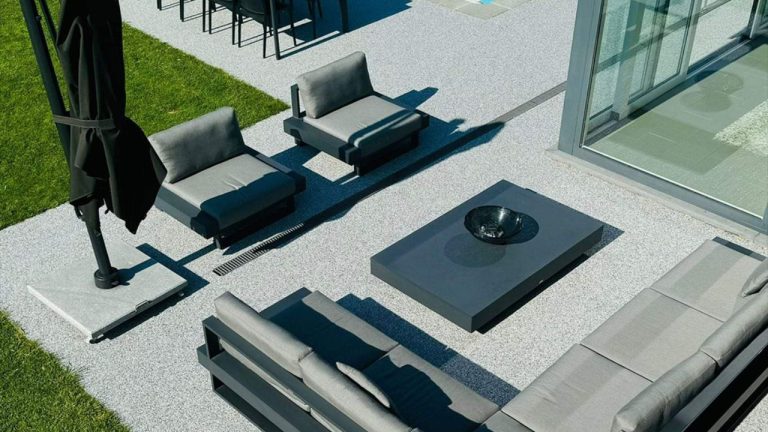 Pour équiper une terrasse, quelles sont les différences entre un revêtement de sol en résine de pierre et un carrelage ?