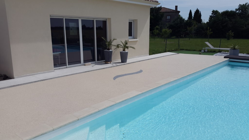 Revêtement drainant plage de piscine en résine Résineo