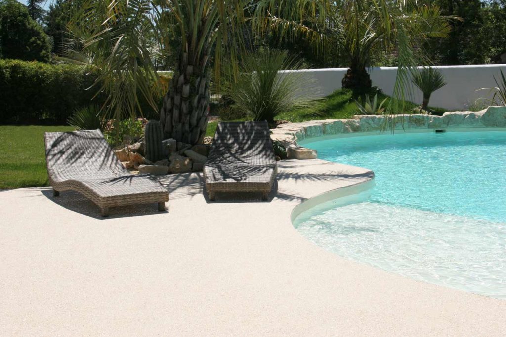 Plage de piscine en résine revêtement de sol