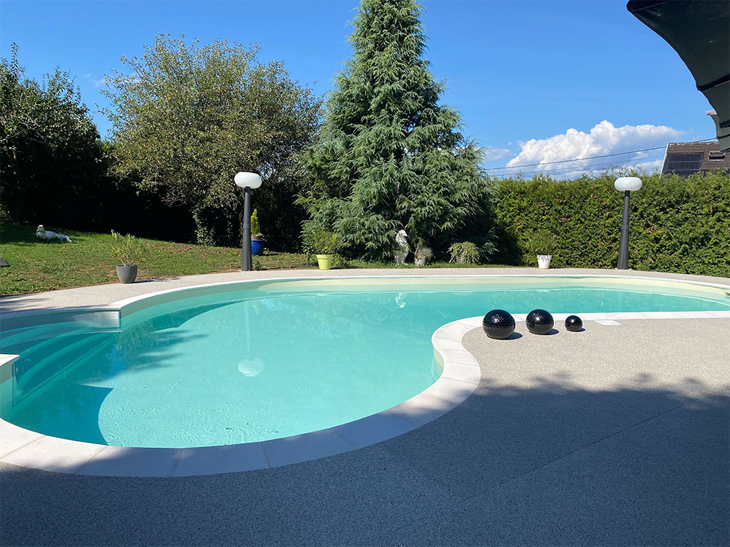 Plage de piscine en moquette de pierre claire