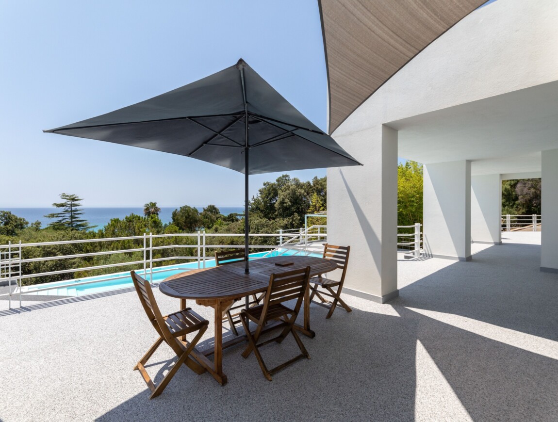 terrasse en moquette de pierre gris nacré corse 1150x870