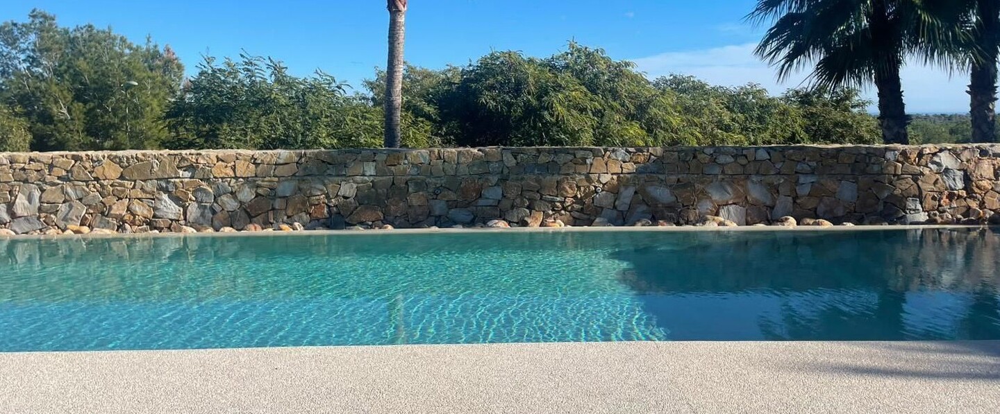 piscina moqueta de piedra Résineo