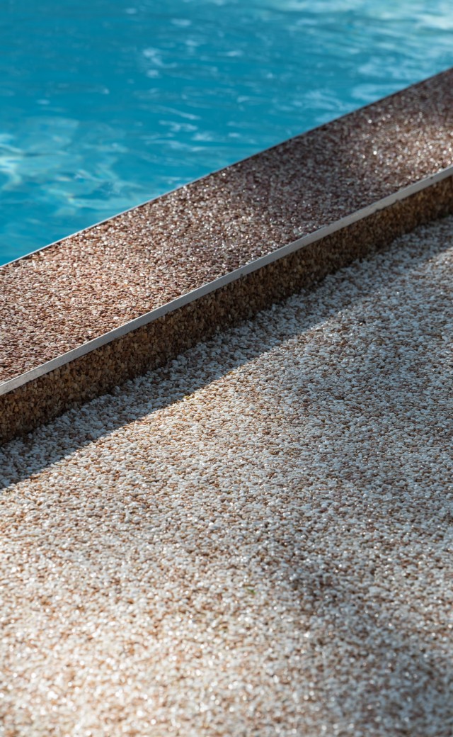 plage de piscine désert margelle terracotta