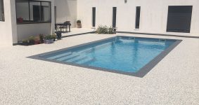 piscine Résineo revetement drainant moquette de pierre