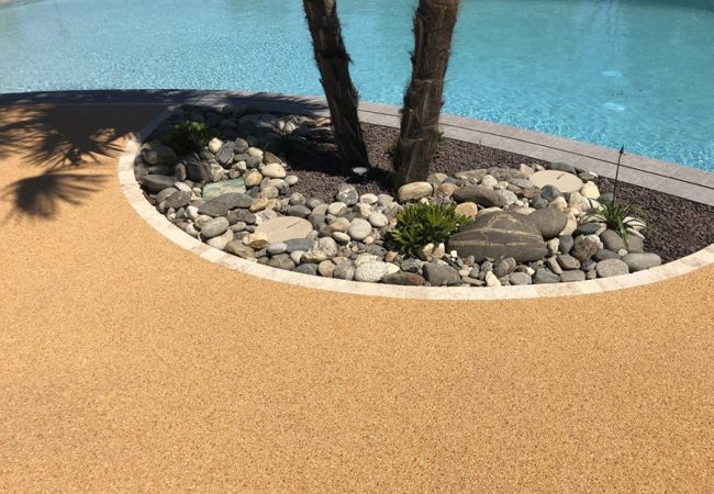 Abords de piscine en coloris Oranger