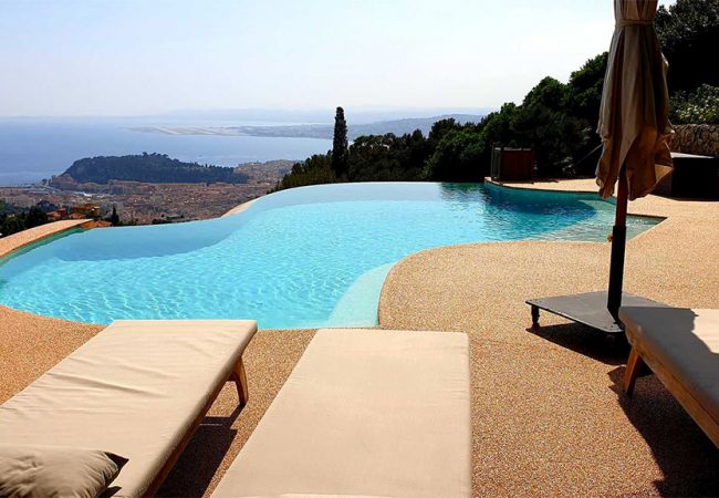 Plage de piscine perméable avec vue mer