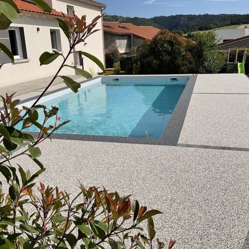plage de piscine moderne et perméable Résineo Drain