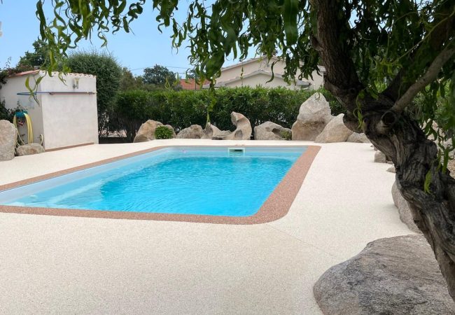 Piscine sous un arbre